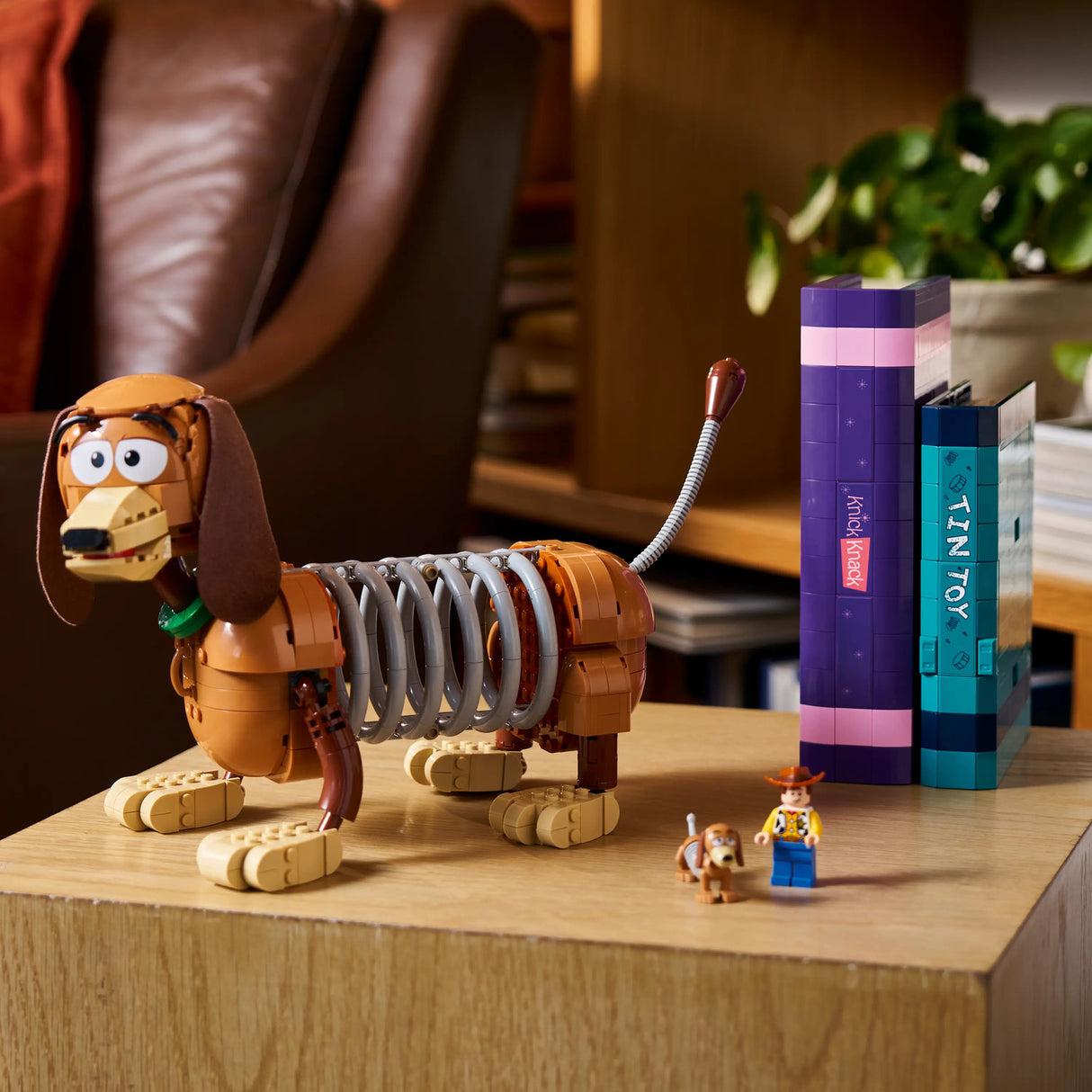 LEGO® ǀ Disney and Pixar Toy Story Slinky Dog Bookends