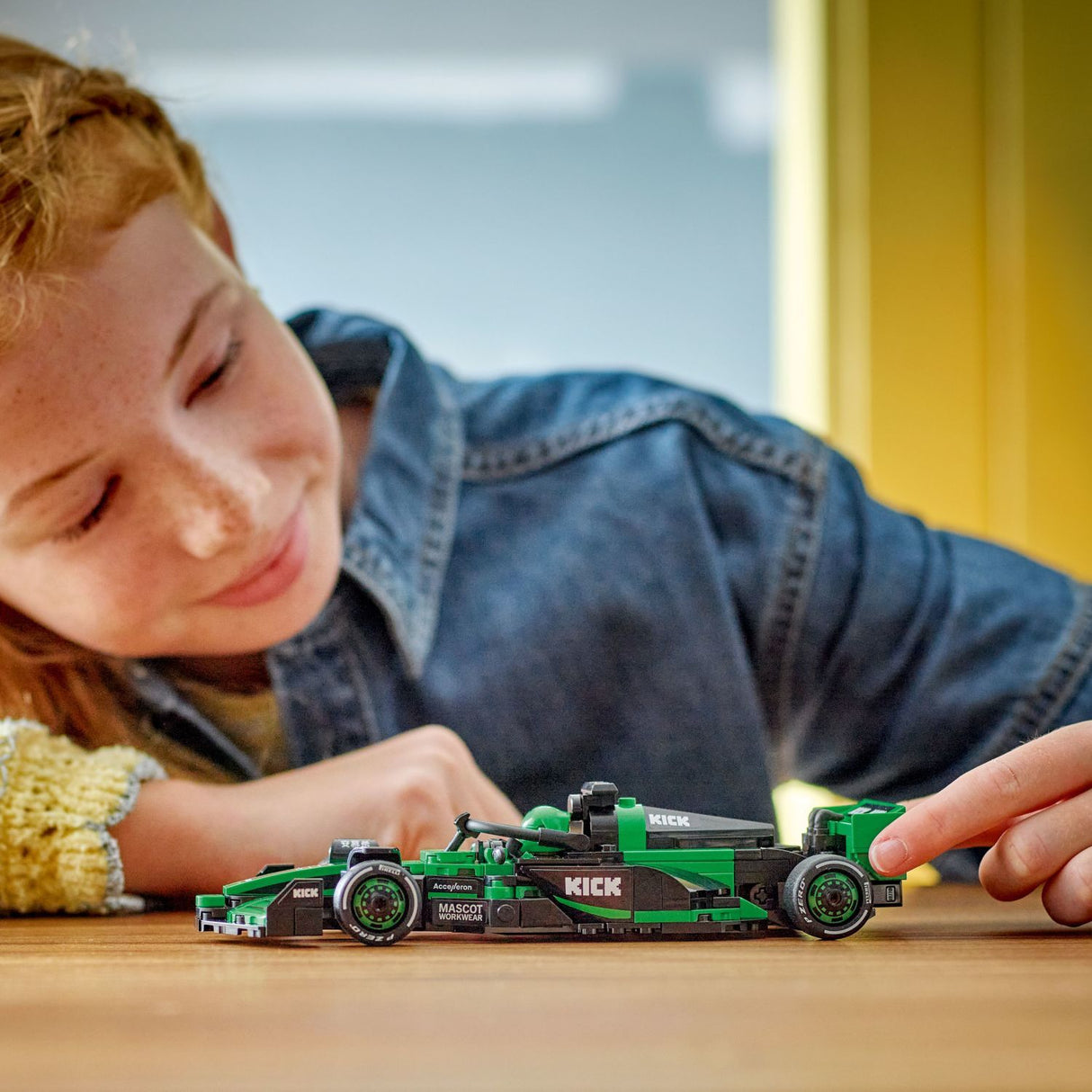 LEGO Speed Champions: KICK Sauber F1® Team C44 Race Car