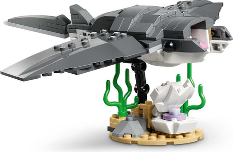 CREATOR 3 in 1 Fierce Shark with a Treasure Chest